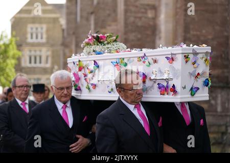 Le cercueil de Lilia Valutyte, une victime de neuf ans qui a poignardé, est transporté dans l'église St Botolph à Boston, dans le Lincolnshire. Date de la photo: Vendredi 2 septembre 2022. Banque D'Images