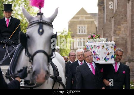 Le cercueil de Lilia Valutyte, une victime de neuf ans qui a poignardé, est transporté dans l'église St Botolph à Boston, dans le Lincolnshire. Date de la photo: Vendredi 2 septembre 2022. Banque D'Images