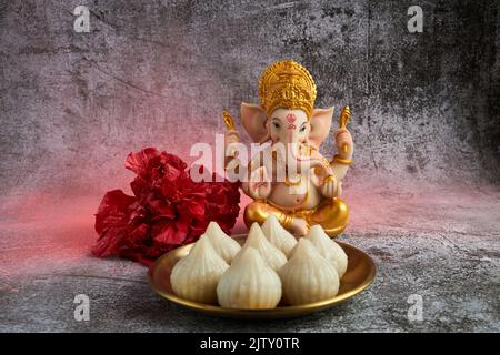 Idole du seigneur Ganesha avec Modak Sweet plat et fleur. Ganesh chaturthi Banque D'Images
