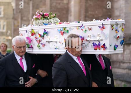 Le cercueil de Lilia Valutyte, une victime de neuf ans qui a poignardé, est transporté dans l'église St Botolph à Boston, dans le Lincolnshire. Date de la photo: Vendredi 2 septembre 2022. Banque D'Images