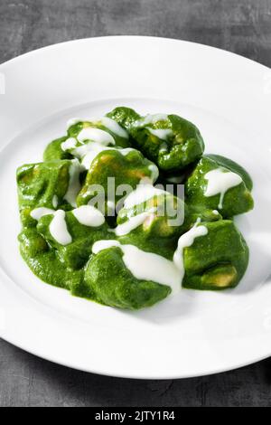 Curry de poulet vert, cuisine thaïlandaise très populaire avec crème de noix de coco et pâte de curry verte. Banque D'Images