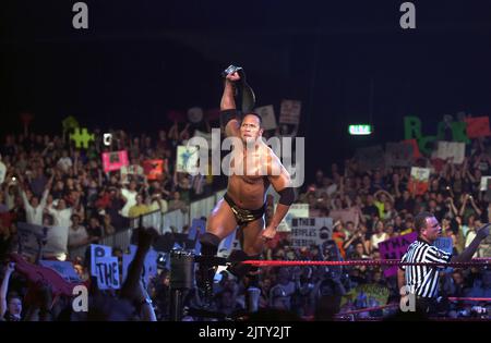 Pic shows; WWF maintenant WWE lutte en 2000 une des plus grandes stars le Rock - bat Triple H dans un combat à Earl's court lors de la première tournée britannique Banque D'Images