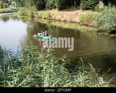 Mère et fils font du kayak sur la rivière Durme à Lokeren, en Belgique Banque D'Images