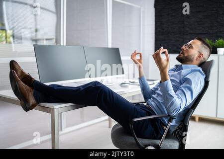 Employé en santé mentale Méditation de yoga en bureau Banque D'Images