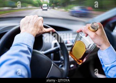 Accident de voiture en état d'ivresse. Homme main avec de l'alcool Banque D'Images