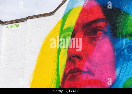 Southend on Sea, Essex, Royaume-Uni. 2nd septembre 2022. Southend continue de célébrer son nouveau statut de ville avec l'événement City Jam. Plus de 100 artistes de rue affichent leurs compétences dans 60 endroits autour du centre-ville. Des murs temporaires ont été mis en place, mais les artistes décorent également les côtés des bâtiments et d'autres structures. L'artiste Aches a créé une image de visages sur le côté d'une propriété Banque D'Images