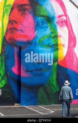 Southend on Sea, Essex, Royaume-Uni. 2nd septembre 2022. Southend continue de célébrer son nouveau statut de ville avec l'événement City Jam. Plus de 100 artistes de rue affichent leurs compétences dans 60 endroits autour du centre-ville. Des murs temporaires ont été mis en place, mais les artistes décorent également les côtés des bâtiments et d'autres structures. L'artiste Aches a créé une image de visages sur le côté d'une propriété Banque D'Images