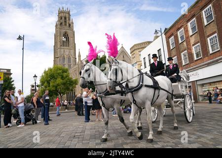 Le cercueil de Lilia Valutyte, une victime de neuf ans qui a poignardé, quitte l'église St Botolph à Boston, dans le Lincolnshire. Date de la photo: Vendredi 2 septembre 2022. Banque D'Images