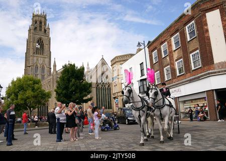 Le cercueil de Lilia Valutyte, une victime de neuf ans qui a poignardé, quitte l'église St Botolph à Boston, dans le Lincolnshire. Date de la photo: Vendredi 2 septembre 2022. Banque D'Images