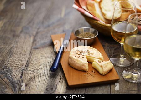 Munster (fromage blanc lavé d'Alsace, France) avec des graines de cumin Banque D'Images
