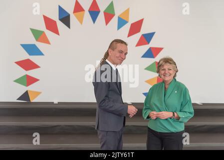Prague, République tchèque. 02nd septembre 2022. ministre tchèque du développement régional Ivan Bartosas (L) et Commissaire européen pour la cohésion et les réformes Elisa Ferreira (R) vu avant le début de la réunion informelle des ministres de l'Union européenne responsables de la politique de cohésion. Le principal sujet de discussion de la réunion a été un débat général sur la politique de cohésion et son rôle dans la crise énergétique actuelle, la guerre en Ukraine et la crise pandémique. (Photo de Tomas Tkachik/SOPA Images/Sipa USA) crédit: SIPA USA/Alay Live News Banque D'Images