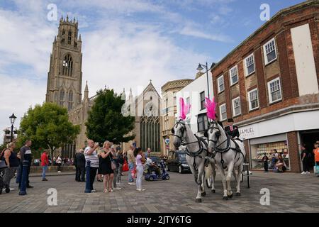 Le cercueil de Lilia Valutyte, une victime de neuf ans qui a poignardé, quitte l'église St Botolph à Boston, dans le Lincolnshire. Date de la photo: Vendredi 2 septembre 2022. Banque D'Images