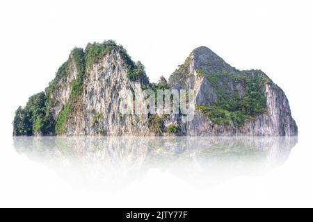 Tropical naturel île, colline, montagne de roche isolée sur fond blanc Banque D'Images