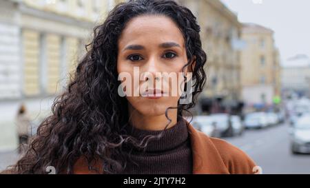 Femme portrait visage personne latino-femme jeune hispanique fille brunette étudiant modèle client touriste debout sur fond de ville à l'extérieur regardant Banque D'Images
