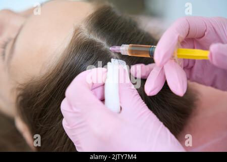 Photo rognée du processus d'injection de la tête pour une meilleure croissance des cheveux Banque D'Images