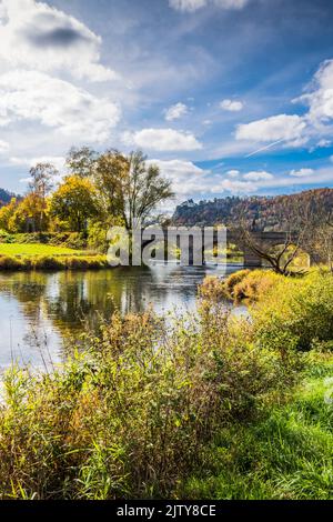 Vue sur le danube en direction du château de Werenwag, Parc naturel du Haut-Danube, Beuron, Alpes souabes, Bade-Wurtemberg, Allemagne Banque D'Images