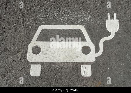 Pictogramme, parking devant une station de charge pour voitures électriques, Brandebourg an der Havel, Allemagne, Banque D'Images