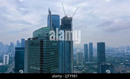 Construction de gratte-ciel de grande hauteur avec de nombreux sols utilisant des grues. Ce bâtiment est un lieu de travail pour le commerce et le centre d'affaires. Tour double Banque D'Images