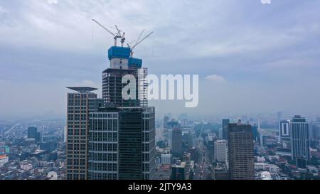 Construction de gratte-ciel de grande hauteur avec de nombreux sols utilisant des grues. Ce bâtiment est un lieu de travail pour le commerce et le centre d'affaires. Tour double Banque D'Images