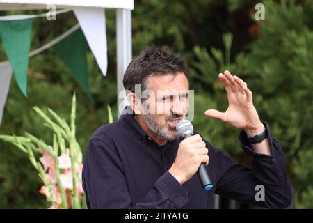 Safran Walden, Royaume-Uni. 02nd septembre 2022. La toute première foire mondiale d'automne des jardiniers de la BBC a lieu à Audley End House, dans l'Essex. Adam Frost, l'un des présentateurs du programme World des jardiniers de la BBC, parle au public. Crédit : Eastern Views/Alamy Live News Banque D'Images