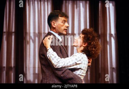 Peter Blythe (Michael Dennis), Katharine Schlesinger (Rose Pemberton) dans LE SALON par Graham Greene au Royalty Theatre, Londres WC2 22/10/1987 conception: Carl Toms éclairage: Leonard Tucker directeur: Bryan Forbes Banque D'Images