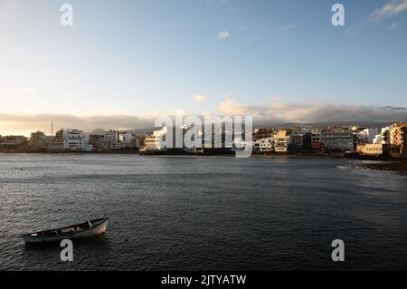 Un bateau sur la mer avec des bâtiments en arrière-plan dans les îles Canaries de El Medano Tenerife Banque D'Images