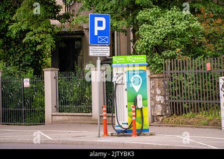 Cracovie, Pologne - 12 juin 2021: Un véhicule électrique, station de charge EV avec chargeurs ultra-rapides installés à côté de la route principale en Pologne Banque D'Images