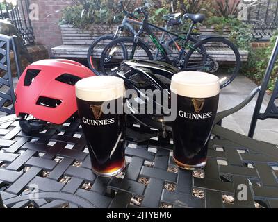 deux pintes de guinness dans un pub pendant un cycle dans le nord de l'irlande au royaume-uni Banque D'Images