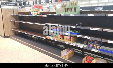 vide des étagères de pâtes dans un supermarché lidl pendant verrouillage covid 19 panique d'achat en irlande du nord Banque D'Images