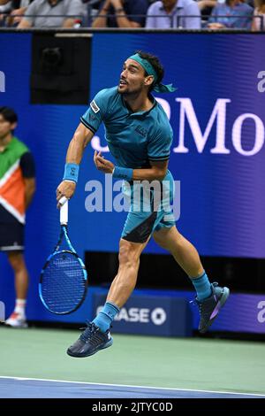 Queens, NY, États-Unis. 01st septembre 2022. **NO NY JOURNAUX** Fabio Fognini (ITA) sert à Rafael Nadal (ESP) pendant leur match lors de l'US Open 2022 au Centre national de tennis de Billie Jean King de l'USTA sur 1 septembre 2022 à Queens, New York. Crédit : Mpi04/Media Punch/Alamy Live News Banque D'Images