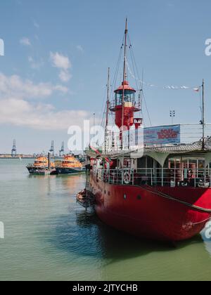 Le vaisseau lumineux peint en rouge LV18 amarré à Harwich, Essex, Angleterre au Royaume-Uni Banque D'Images