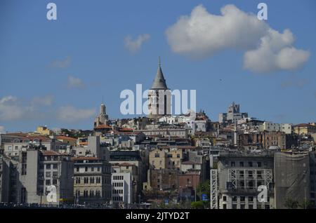 Vue sur la tour de Galata et Karaköy depuis Sirkeci Banque D'Images