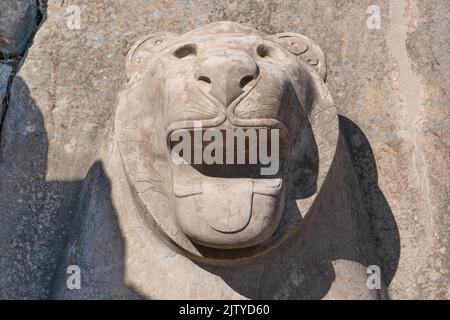 La sculpture de la tête du lion à la porte du lion, au sud-ouest de Hattusa, est une ancienne ville située près de la ville moderne de Bogazkale, dans la province de Corum de la Turquie B. Banque D'Images