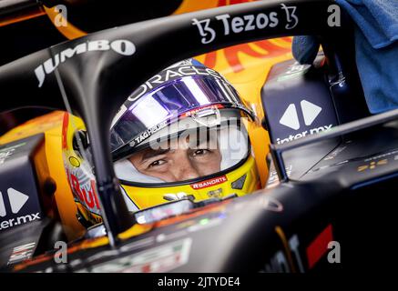 Zandvoort, pays-Bas. 02nd septembre 2022. ZANDVOORT - Sergio Perez (11) avec la Honda Oracle Red Bull Racing RB18 lors de la session d'entraînement libre 1st avant le Grand Prix des pays-Bas F1 au circuit van Zandvoort sur 2 septembre 2022 à Zandvoort, pays-Bas. KOEN VAN WEEL crédit: ANP/Alay Live News Banque D'Images