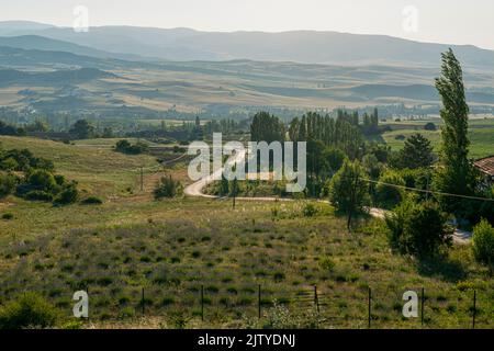 Vue sur les montagnes et la route de Yazilikaya. Corum, Turquie. Banque D'Images