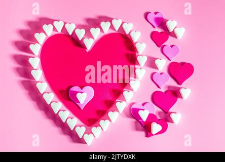 Coeurs de sucre et autres coeurs sur fond rose avec espace de copie, concept d'amour et de romance Banque D'Images