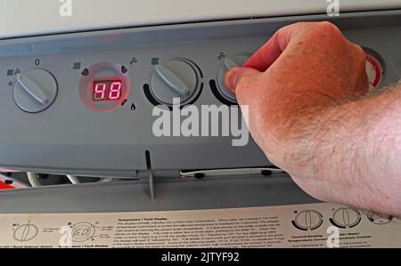 Changement manuel de la température de l'eau chaude, réduisant la facture de carburant, réduisant la température de la chaudière du chauffage central de condensation pour l'eau chaude - Baxi Platinum Banque D'Images