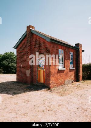 Art mural maritime peint sur l'architecture de Harwich Old Town Harwich, Essex, Angleterre Royaume-Uni - affiche d'époque, punch et judy Banque D'Images