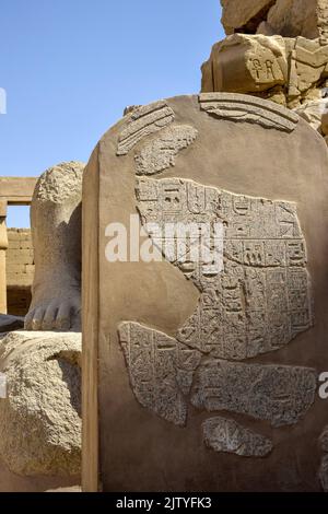 Partie de mur avec hiéroglyphes égyptiens anciens et symboles dans le complexe du Temple de Karnak (Thébes anciens). Louxor, Égypte. Copier l'espace. Mise au point sélective. Banque D'Images