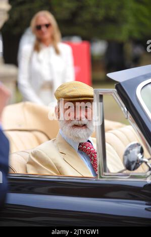 Son Altesse Royale le prince Michael de Kent arrive au Concours d'élégance de 2022 qui se déroule dans les jardins du palais de Hampton court, Londres, Royaume-Uni. Les concours d'élégance rassemblent une sélection de 80 des voitures les plus rares du monde, dont beaucoup n'auront jamais été vues auparavant au Royaume-Uni. En complément des concours d'élégance, vous pourrez également présenter d'autres voitures automobiles, y compris les participants au Club Trophée. Aujourd'hui à sa septième année, le Club Trophée voit certains des clubs automobiles les plus prestigieux du Royaume-Uni offrir leurs meilleurs exemples à un jury indépendant. Banque D'Images