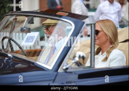 Son Altesse Royale le prince Michael de Kent arrive au Concours d'élégance de 2022 qui se déroule dans les jardins du palais de Hampton court, Londres, Royaume-Uni. Les concours d'élégance rassemblent une sélection de 80 des voitures les plus rares du monde, dont beaucoup n'auront jamais été vues auparavant au Royaume-Uni. En complément des concours d'élégance, vous pourrez également présenter d'autres voitures automobiles, y compris les participants au Club Trophée. Aujourd'hui à sa septième année, le Club Trophée voit certains des clubs automobiles les plus prestigieux du Royaume-Uni offrir leurs meilleurs exemples à un jury indépendant. Banque D'Images