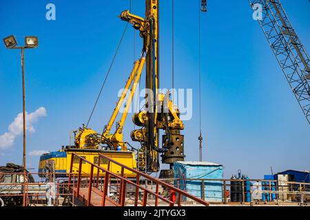 Machine de pieu sur la construction du pont. Machine d'entraînement de pile de marteau diesel sur le chantier de construction. Banque D'Images