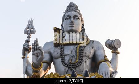 La belle statue de Lord Shiva, environ 123feet Tall, près de la mer de Kannada, Uttara Kannada. Banque D'Images