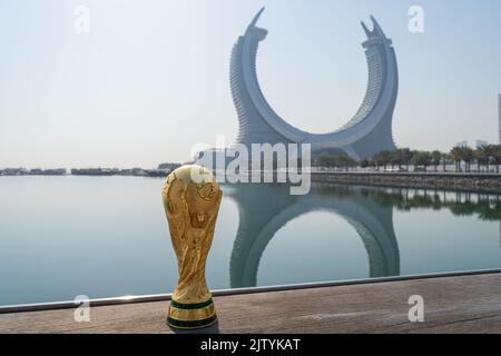 DOHA, QATAR - 2 SEPTEMBRE 2022 : trophée de la coupe du monde de la FIFA sur fond de Katara Twin Tower Hotel, Lusail Marina Park Doha, Qatar. Banque D'Images