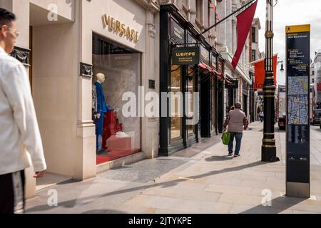 New Bond Street Londres, Royaume-Uni. 2nd septembre 2022. New Bond Street, qui abrite les boutiques haut de gamme de Londres. Rue et boutiques vides de clients et d'acheteurs. Un signe de la crise du coût de la vie, et des taux d'inflation élevés de plus de 10 pour cent, le plus élevé depuis février 1982. Crédit : Rena Pearl/Alay Live News Banque D'Images