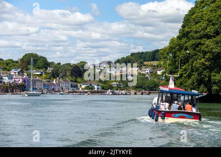 Un petit ferry naviguant jusqu'au village de Dittisham à Devon. Banque D'Images