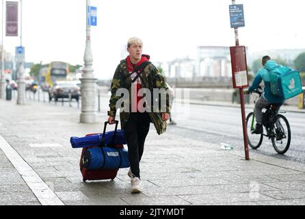 Un gardien de concert arrive pour un bus à Electric Picnic à la Maison des douanes de Dublin, comme met Éireann a émis un avertissement météorologique jaune de statut pour le vent et la pluie pour le week-end.le festival de musique et d'arts a lieu à Stradbally, comté de Laois, entre le 2 et le 4 septembre 2022. Date de la photo: Vendredi 2 septembre 2022. Banque D'Images