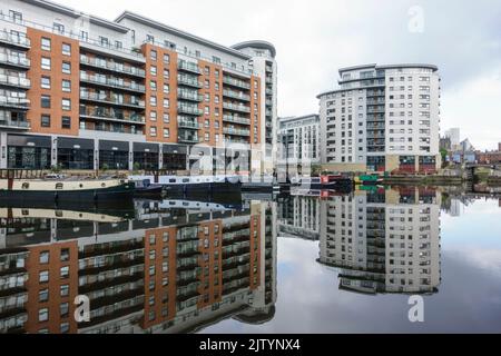 Vue générale de MacKenzie House, Leeds Dock, un complexe mixte avec des commerces, des bureaux et des installations de loisirs au bord de la rivière aire, Leeds, West Yorkshire, Royaume-Uni. Banque D'Images