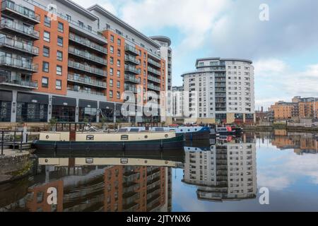 Vue générale de MacKenzie House, Leeds Dock, un complexe mixte avec des commerces, des bureaux et des installations de loisirs au bord de la rivière aire, Leeds, West Yorkshire, Royaume-Uni. Banque D'Images