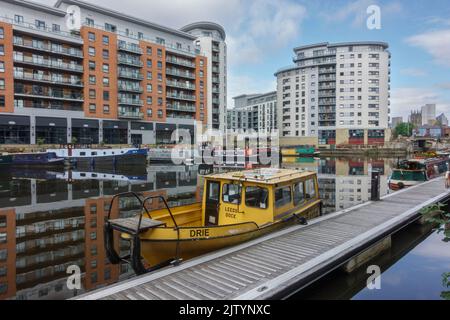 Vue générale de MacKenzie House, Leeds Dock, un complexe mixte avec des commerces, des bureaux et des installations de loisirs au bord de la rivière aire, Leeds, West Yorkshire, Royaume-Uni. Banque D'Images